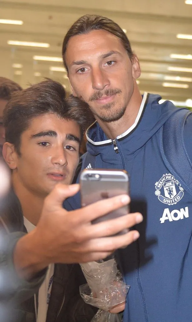 Fan hâm mộ xin chụp ảnh kỷ niệm cùng anh